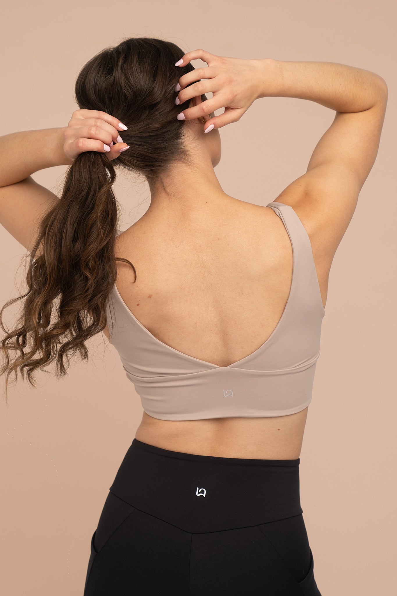 Ava Crossover / V Back Bra - Almond